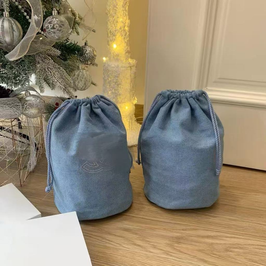 ของขวัญกระเป๋าสะพายไหล่แนวทแยงมุมของผู้หญิงใหม่: กระเป๋าจัดเก็บถังแต่งหน้า drawstring ผ้ายีนส์ที่มีขนาดใหญ่