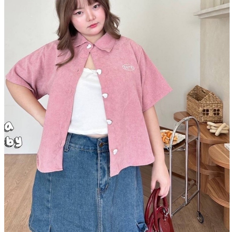 Ema -เสื้อคอปกลูกฟูก ปัก CUTE กระดุมหัวใจ อก 40-52 พร้อมส่ง
