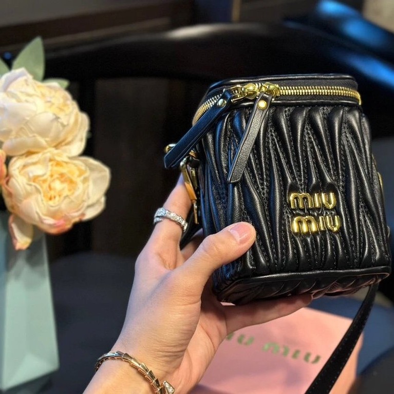 จัดส่งบรรจุภัณฑ์ของขวัญ กระจกขนาดเล็ก Miumiu Miumiu สไตล์ใหม่ Lambskin Miumiu จีบกระเป๋าเครื่องสําอา