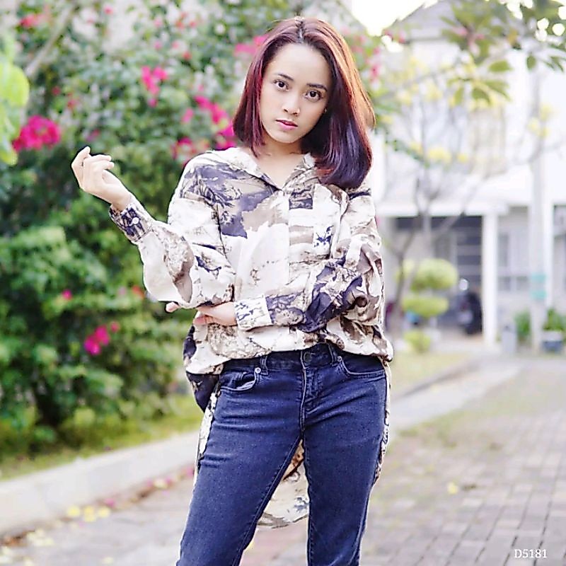 KEMEJA เสื้อเชิ้ตลายเรยอนผู้หญิง d5181