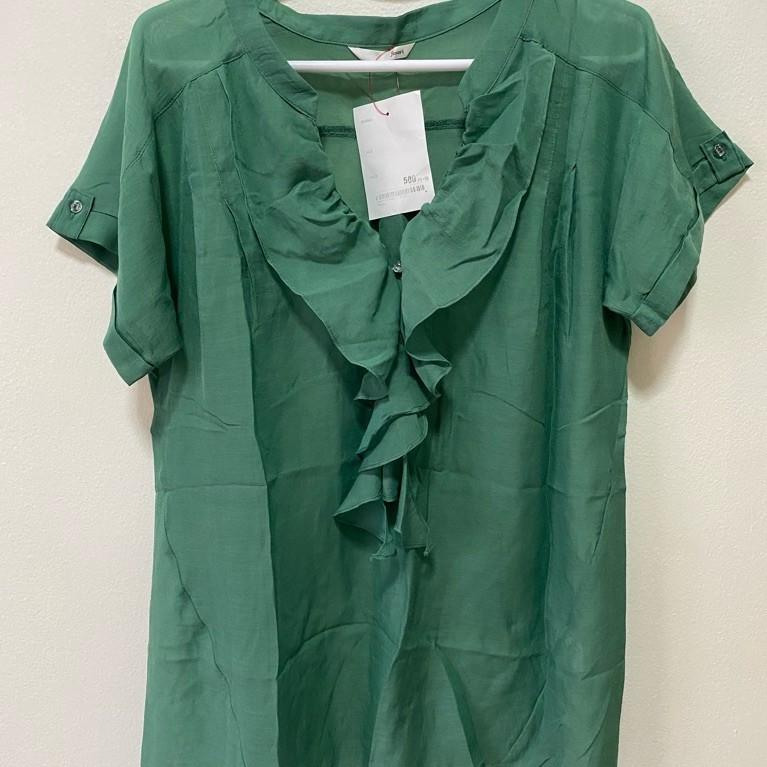เสื้อลำลอง สีเขียว คอแต่งระบาย Size L อกไม่เกิน 40 นิ้ว ยาว 27 นิ้ว สภาพ 90%