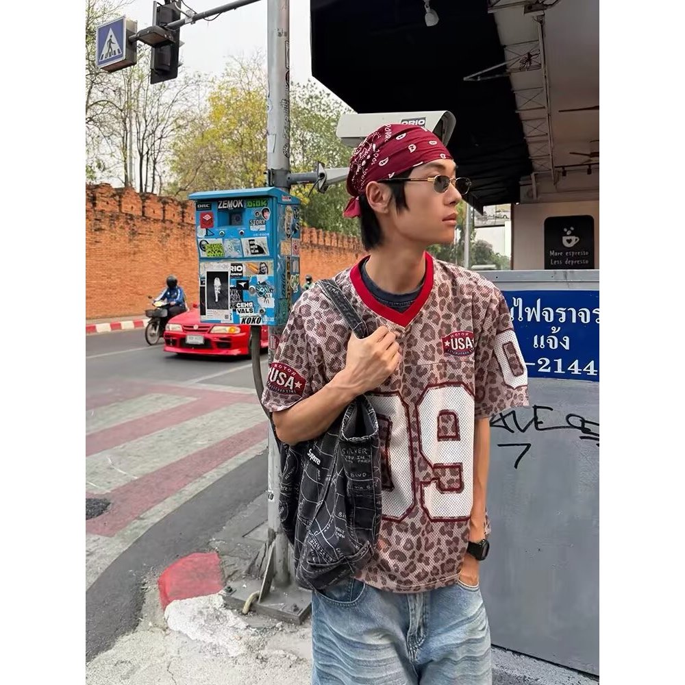 Suikone เสื้อยืดผู้ชายแขนสั้นสไตล์อเมริกันวิทยาลัยสไตล์คอวีเสือดาวพิมพ์เสื้อ unisex — صورة 6