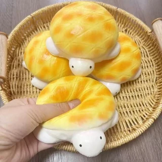 สกุชชี่ขนมปังเนื้อเปียกเนื้อนุ่ม ทรงหมี เพิ่มขึ้นช้า. เหมาะสําหรับการถ่ายภาพและของขวัญ