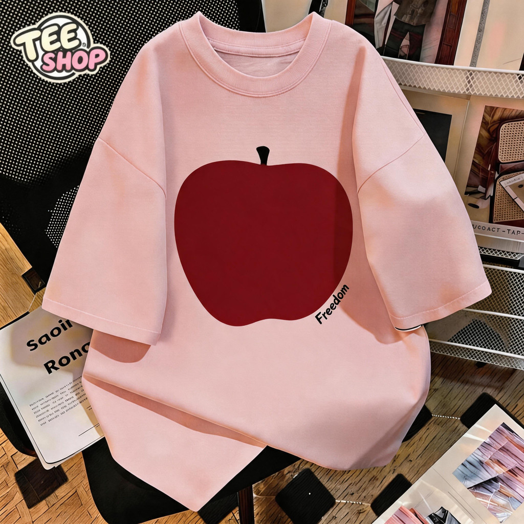 TEE·SHOP🍀เสื้อยืด oversize เสื้อเท่ๆ เกาหลี " Red Apple ’Freedom‘ " ไม่หดตัว  เกาหลีสไตล์ พิมพ์ลาย ผ