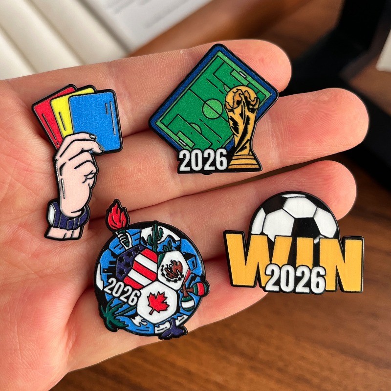 2026 เรา แคนาดา เม็กซิโก ฟุตบอลถ้วยตราฟุตบอลโลกรอบโลหะเข็มกลัดพัดลมที่ระลึกคอลเลกชันของขวัญเล็กๆ