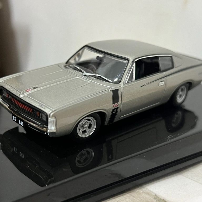 Autoart Autoart 1/43 Chrysler Valiant Charger RT E49 เงินไม่มีกล่องกระดาษพร้อมทรายแสงทั้งสองด้านของด