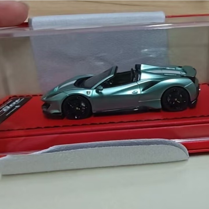 วงล้อหมุน 1: 64 Ferrari 488 Pista Convertible Version, Francisca Green