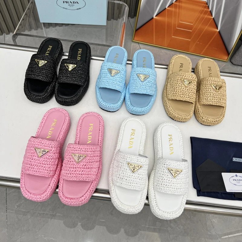 [โรงงานขายตรง‌P PRA **/Prada รองเท้าแตะผู้หญิง] โลหะคุณภาพสูงสามเหลี่ยมป้ายหนาSoledรองเท้าแตะผู้หญิง