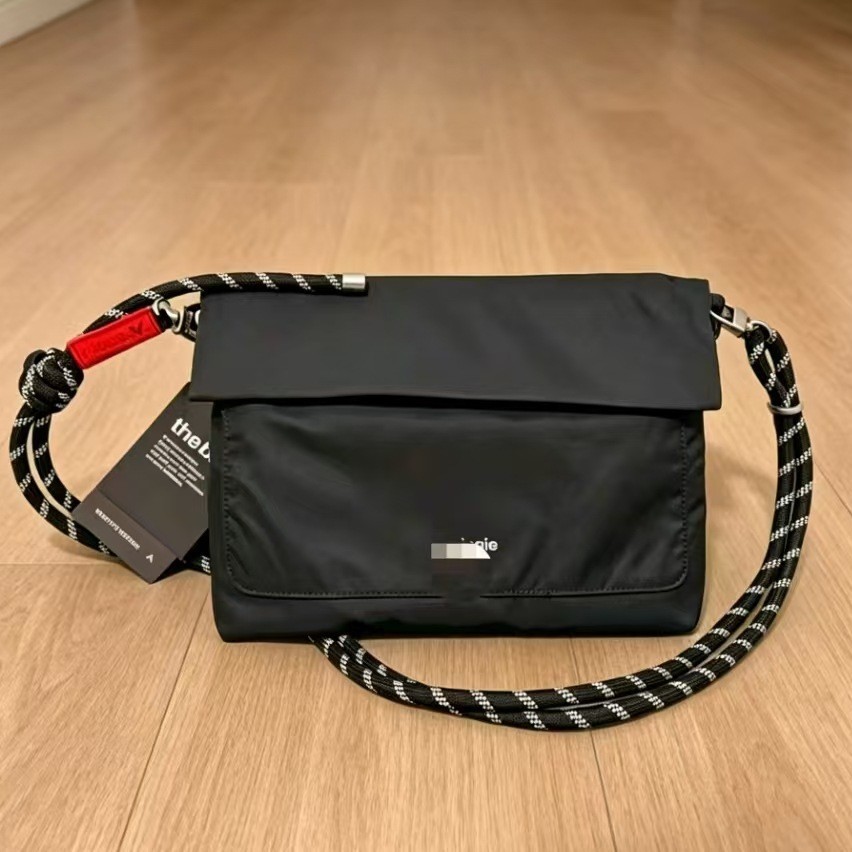 Mountain Series Flap Crossbody Bag Unisex Commuter Messenger Bag กระเป๋าสะพายไนลอนกันน้ําสายรัดปรับได้