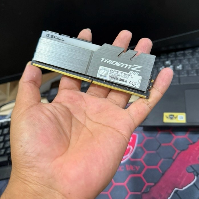 แรม RAM 8GB DDR4 3200MHz G.SKILL TRIDENT Z RGB (F4-3200C16D-16GTZR) สอบถามได้คัฟ