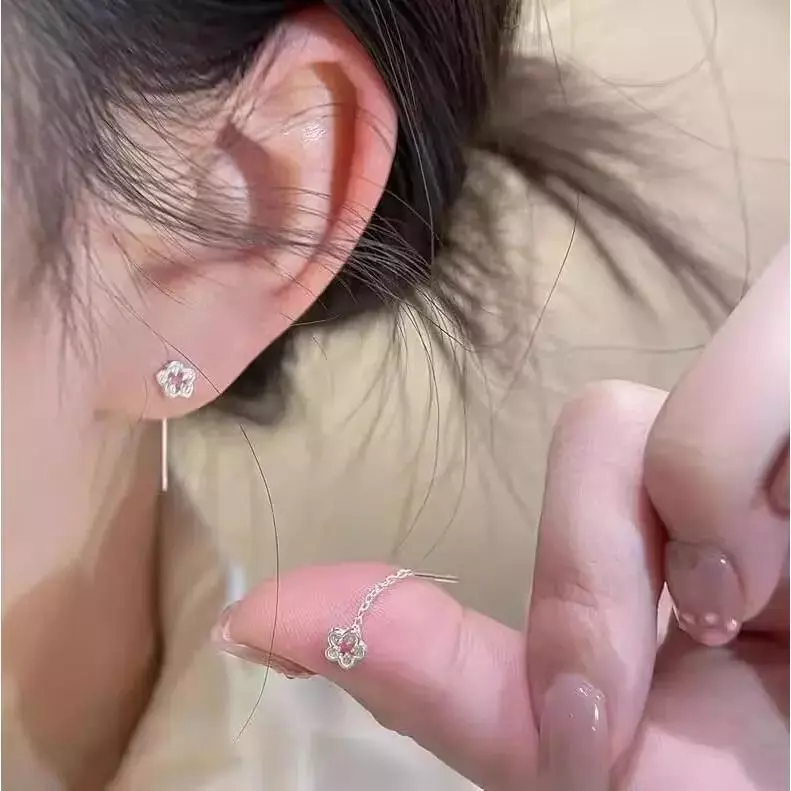 ต่างหูพู่ดอกไม้กลวง สีเงิน มาใหม่ หรูหราและสง่างาม ดีไซน์ไม่ซ้ำใคร สวยงามและคุ้มค่า