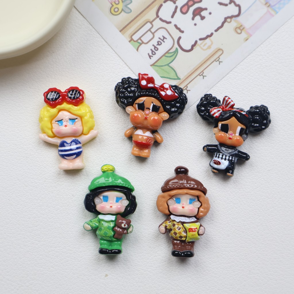 [100 ชิ้นพร้อมสต็อก] การ์ตูนขนาดเล็กทําเองอุปกรณ์เรซินข้ามแต่งตัวสาวกิ๊บแฮนด์เมดพวงกุญแจตู้เย็นสติกเกอร์หัวเข็มขัดรองเท้าอุปกรณ์ป