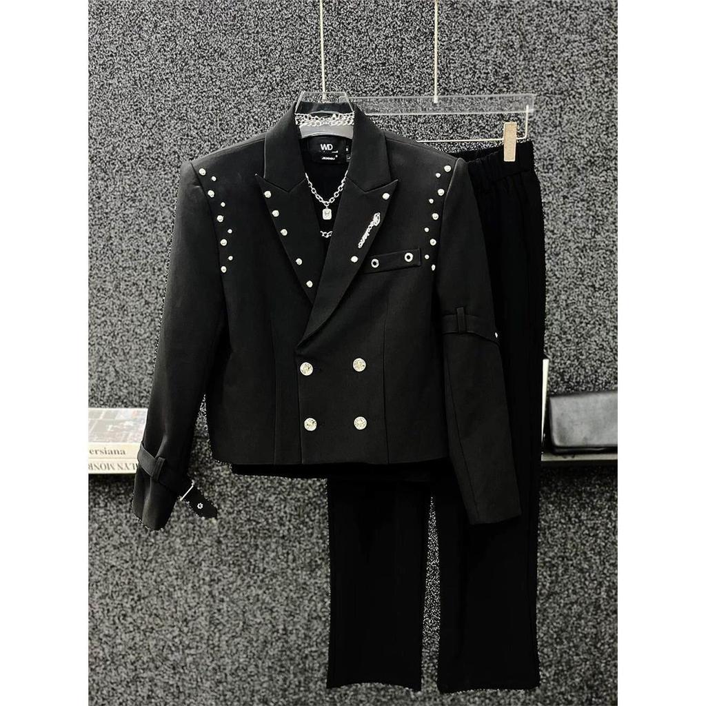 High-End Niche Metal Rivet Blazer ผู้ชายเกาหลีรุ่นแขนหัวเข็มขัดออกแบบไหล่ Pad สั้นสูท