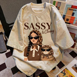 TEE·SHOP🍀เสื้อยืด oversize เสื้อเท่ๆ เกาหลี " ‘Sassy & Classy’ Girl & Cat " ไม่หดตัว พิมพ์ลาย ผ้านิ่มใส่สบาย COD 📦