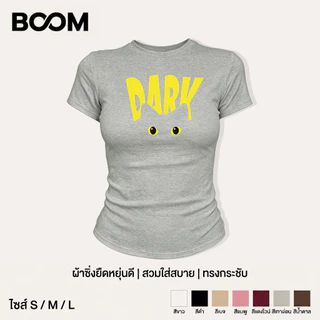 BOOM แฟชั่นY2Kวินเทจ เสื้อยืดคอกลมยืดหยุ่น ทรงกระชับ ลายแมวการ์ตูนสไตล์มินิมอล มีหลายสี แต่งง่าย ใส่สบาย