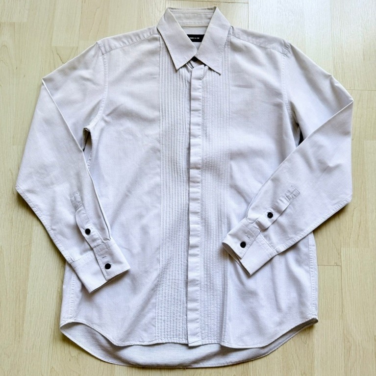 เสื้อเชิ้ตผู้ชายแขนยาว คอปก สีขาว ลายจุดดำ ผ้าฝ้าย 100% ป้าย COMME CA ISM