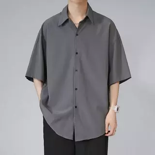 เสื้อเชิ้ตแขนสั้นผู้ชายสไตล์เกาหลี สีพื้น ทรงหลวม ไซส์ใหญ่ ใส่สบาย ระบายอากาศ เสื้อแฟชั่นลำลองแมทช์ง่าย