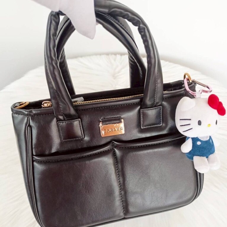 Carlyn แท้ 💯% Carlyn Crossbody Bag วัสดุหนัง