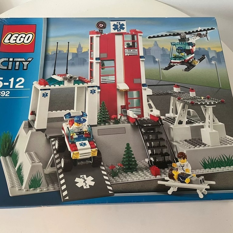 [พร้อมสต็อกติดต่อหากคุณมีคําถามใดๆ] Lego Lego 7852 สถานีรถพยาบาล