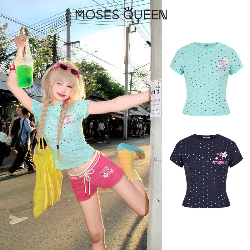 MOSESQUEEN โมเสสควีน เสื้อยืดแขนสั้นตัวอักษรลายจุดสไตล์อเมริกันสําหรับผู้หญิงอินเทรนด์และเข้ารูปเหมาะสําหรับการกระตุ้นอารมณ์ข #63744