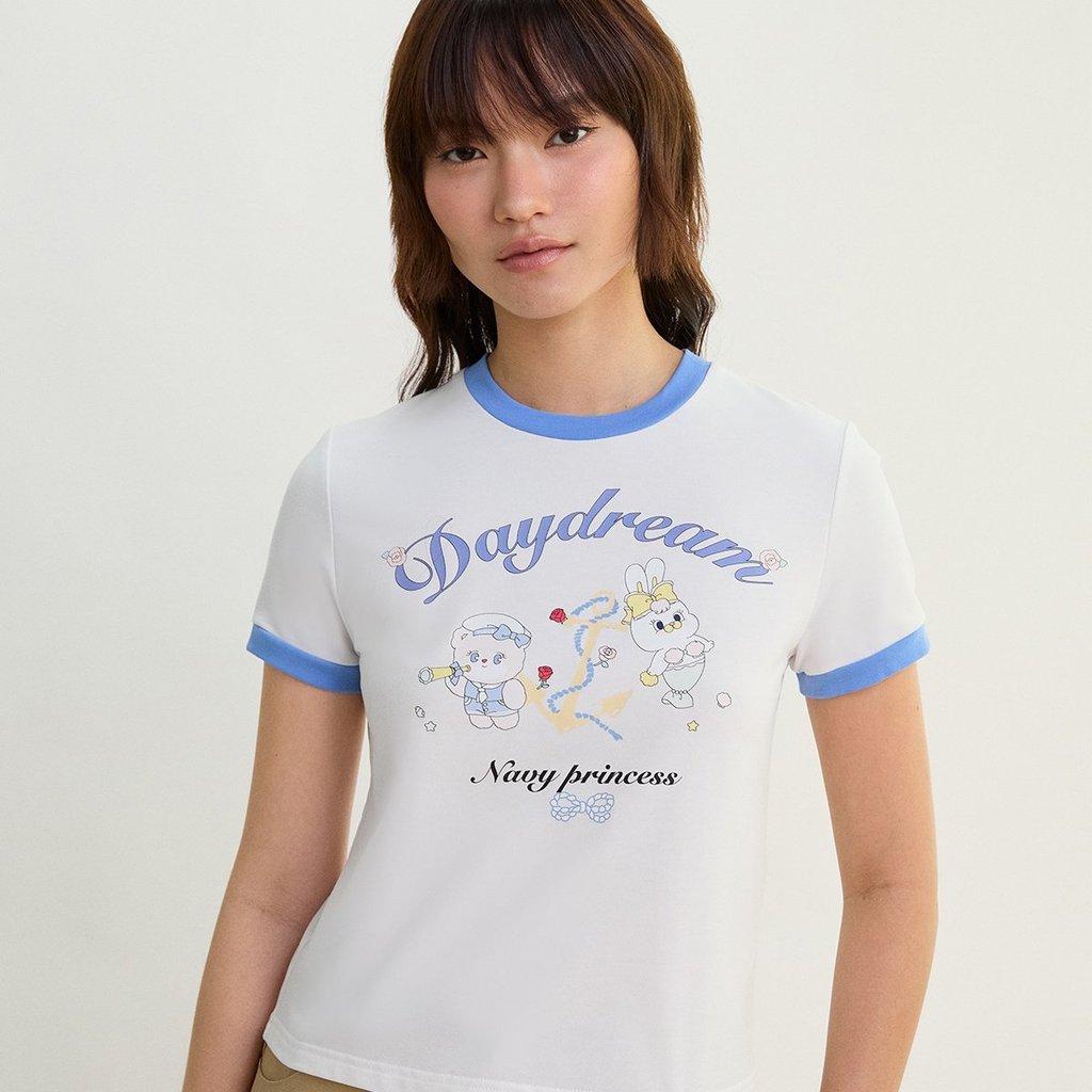 [Pomelo] Pomelo. x MOMOREI เสื้อยืดแขนสั้นคอกลมตัดขอบสีน้ำเงิน / Pomelo. x MOMOREI Graphic Ringer Tee