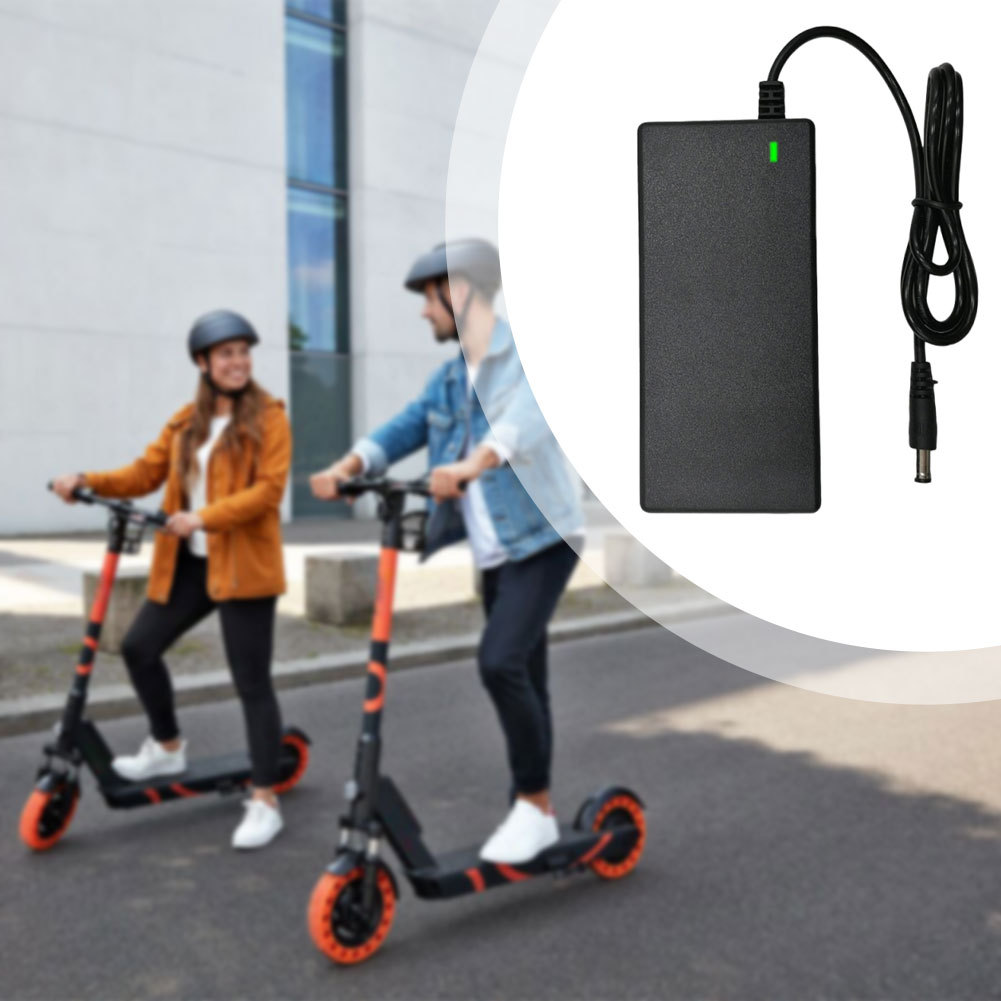 เครื่องชาร์จ 42V 2A สากลสําหรับบอร์ดไฟฟ้าสองล้ออย่างรวดเร็วและการชาร์จที่มีประสิทธิภาพกลางแจ้ง