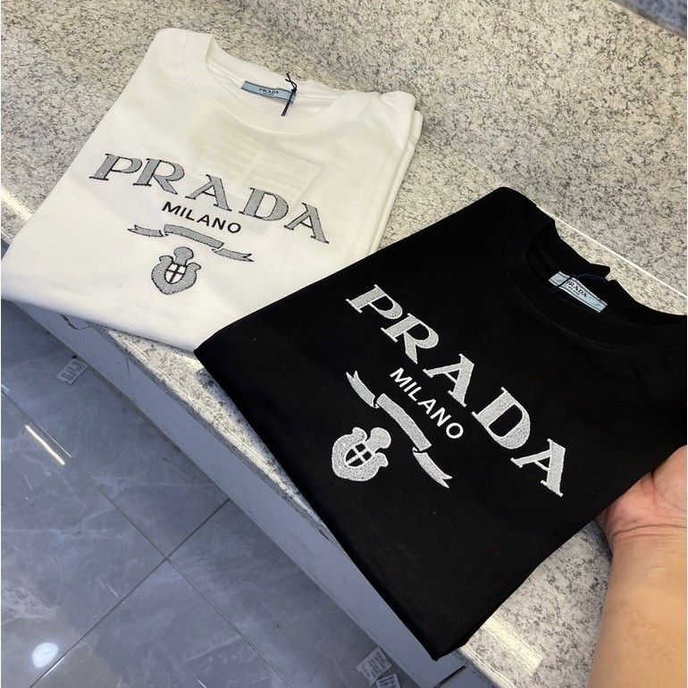 Prada Prada ฤดูร้อนสไตล์ใหม่แขนสั้นเสื้อยืดผู้ชายผู้หญิงคู่อินเทรนด์ Slim-fit Creative ฤดูใบไม้ผลิฤด