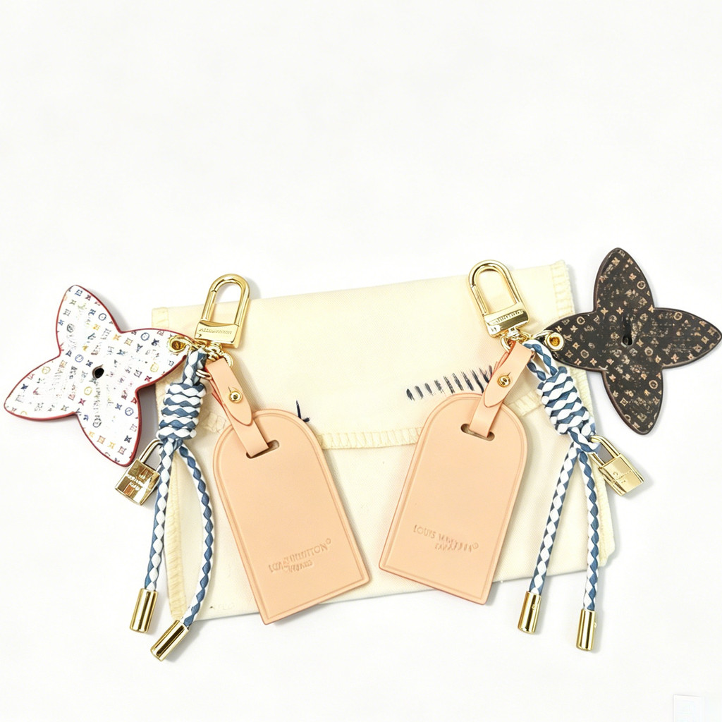 LOCK AND BLOOM STACKING แพ็คเกจตกแต่ง/ กองทัพเข็มขัด/พวงกุญแจ