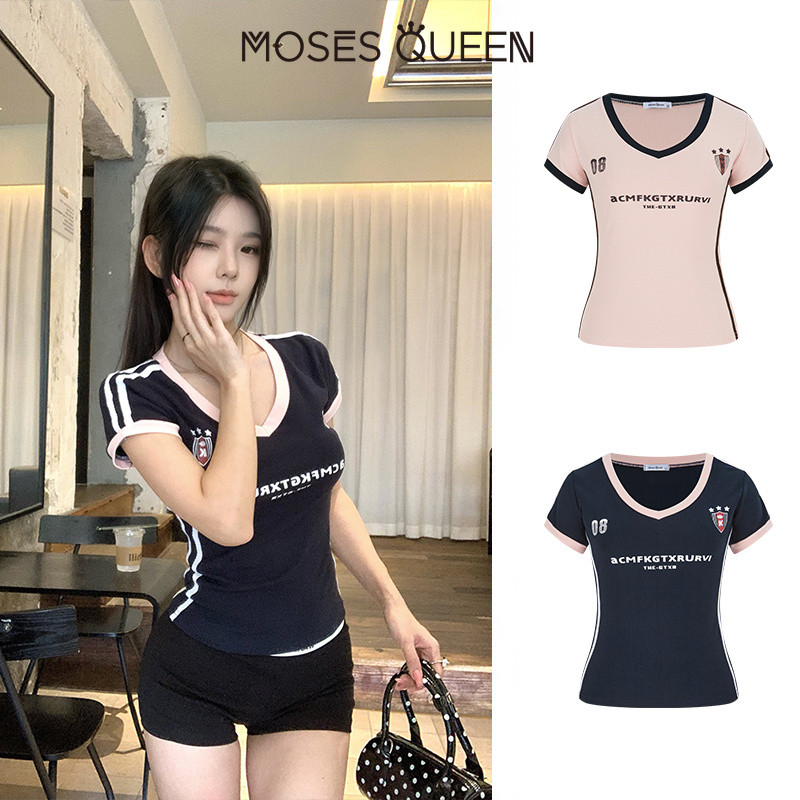 MOSESQUEEN มอสส์ ราชินี สไตล์ชุดกีฬาที่ผ่อนคลาย, เข้ารูป, เสื้อยืดแขนสั้นคอวีสีตัดกัน, เสื้อกระชับสัดส่วนและมีสไตล์ #63656