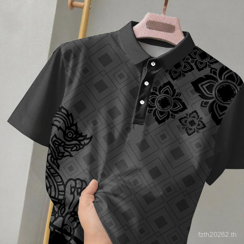 เสื้อโปโลผู้ชายสีดำ สไตล์สำนักงานธุรกิจ Sirikit ลายพิมพ์ไทย ผ้าไมโครฟรีซ อ่อนโยนต่อผิว ระบายอากาศดี