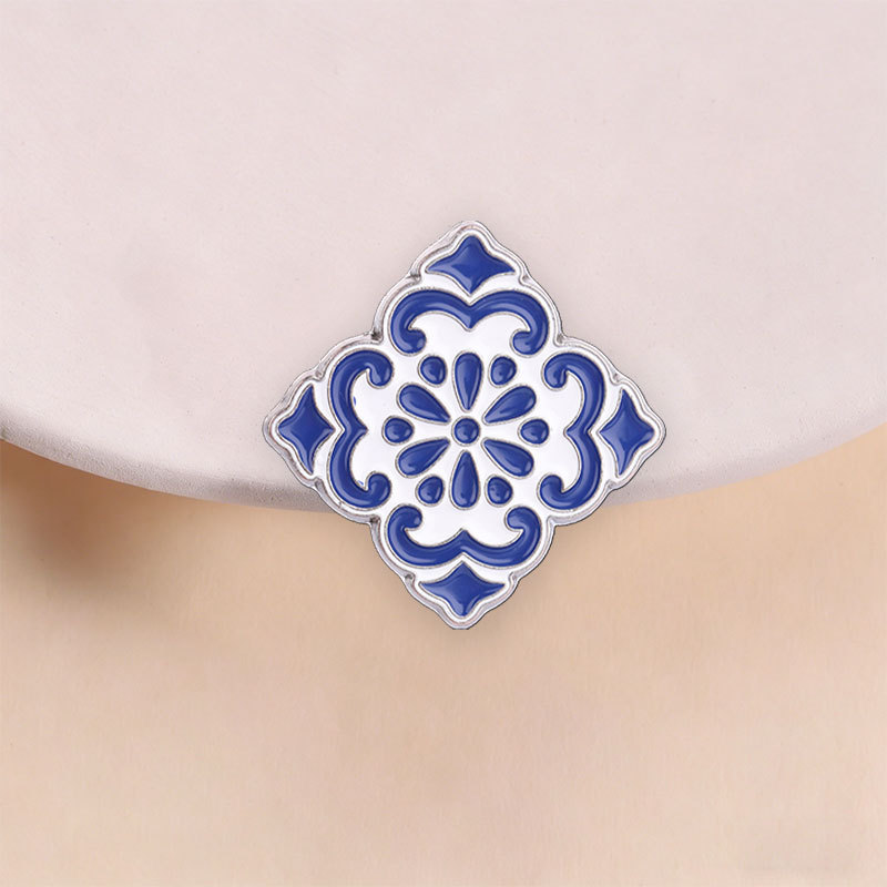 Boho สีฟ้าสีขาว Azulejo เคลือบ Pin โปรตุเกสแบบดั้งเดิมดอกไม้กระเบื้องเข็มกลัดสําหรับกระเป๋าเป้สะพายหลังเสื้อผ้าตกแต่งอุปกรณ์เสริมแฟชั่น