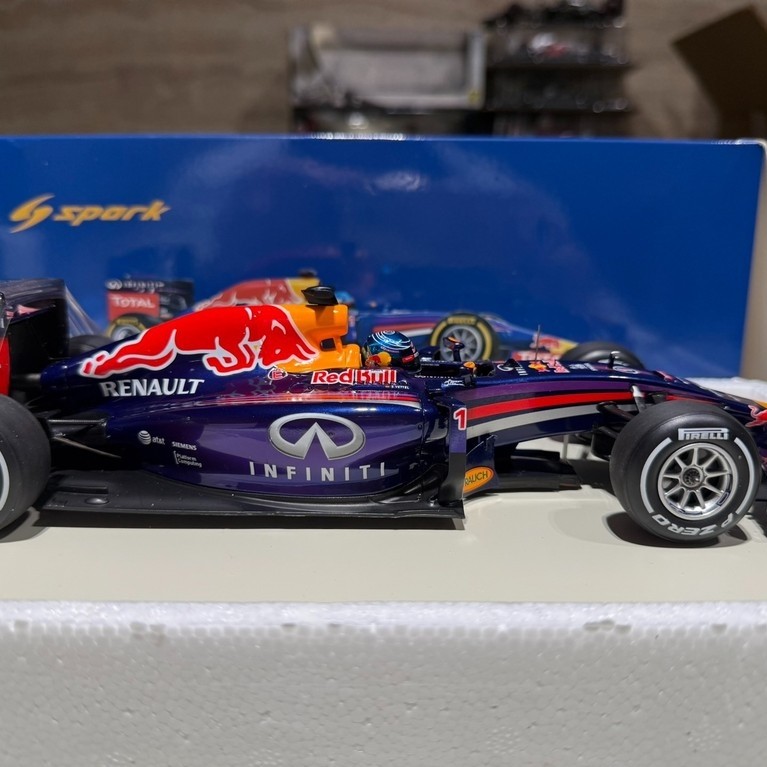 Spark 1/18 F1 RedBull Fleet RedBull RB10 Wittel 2014 Saiji Australia Station [คําอธิบายรุ่น] ลักษณะร