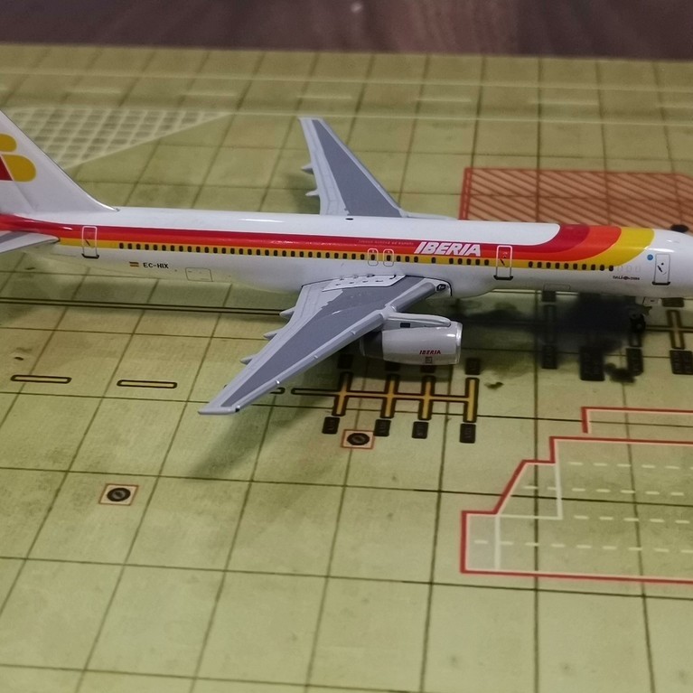 [ใหม่เดือนพฤษภาคม] SKY400 1/400 Spain Iberia Air Iberia B757-200, EC-HIX พร้อมบรรจุภัณฑ์เดิม แบรนด์น