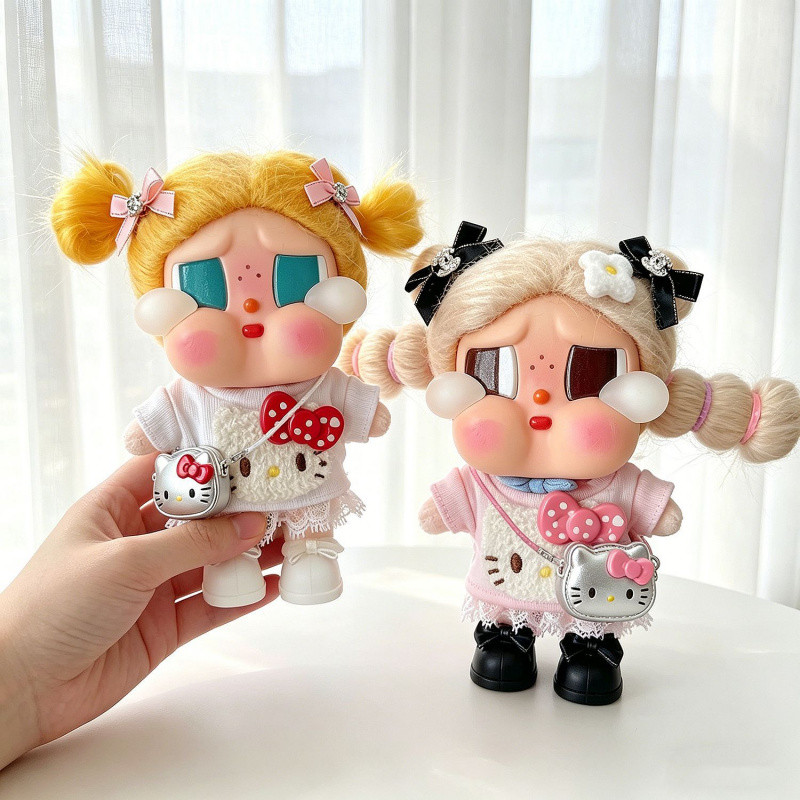 เฉพาะเสื้อผ้า) เหมาะสําหรับร้องไห้เด็ก CRYBABY เสื้อผ้าเด็ก kt Cat ชุดสูทแขนสั้น 10-17cmt เสื้อผ้ากระโปรงจี้ขายส่ง