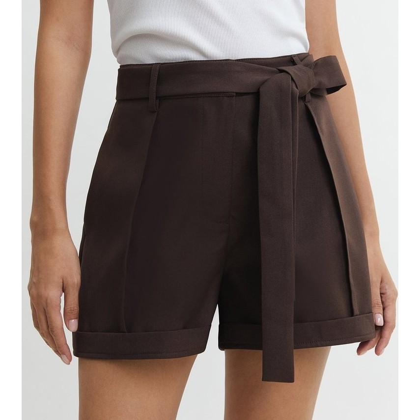 [Pomelo] กางเกงขาสั้นทรงเข้ารูปผูกเอว / Tie Waist Pleated Tailored Shorts