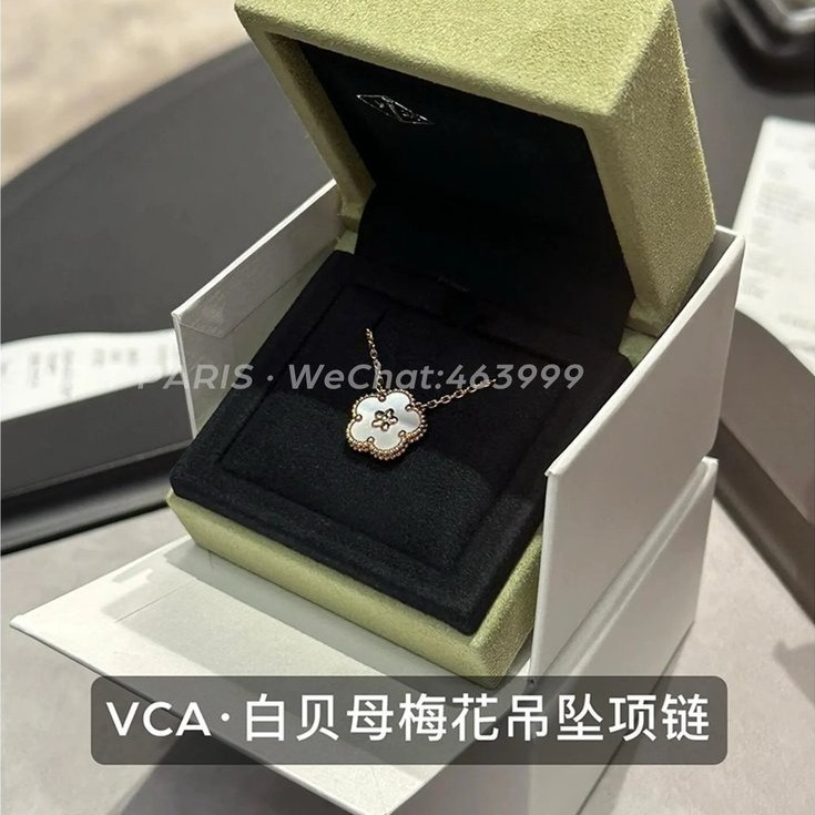 สร้อยคอมีจี้ Van Cleef & Arpels ทำจากทองคำขาว 18K