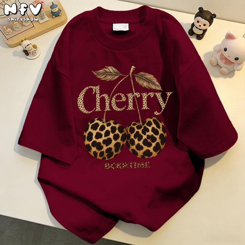 【จัดส่งตลอด 24 ชั่วโมง】NFV เสื้อยืดแขนสั้นคอกลม สไตล์เกาหลี ลายเชอร์รี่ลายเสือดาวประดับกิ่งใบ ระบายอากาศ YG4907