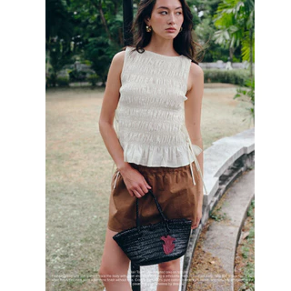 DAILY SQUAD Eclair Top ดีเทลสม็อคช่วยให้ตัวเสื้อกระชับเข้ากับรูปร่างอย่างเป็นธรรมชาติ พร้อมสายผูกด้านข้างเพิ่ม movement