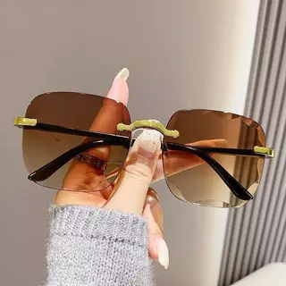 [สินค้าพร้อมส่ง จัดส่งทันที] แว่นกันแดดทรงสี่เหลี่ยมสไตล์เกาหลีสุดเก๋ พร้อมการป้องกัน UV400 ไอเท็มที่ต้องมีสำหรับไปทะเล