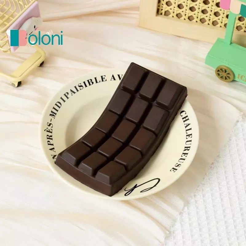 [Boloni] PU Ultra Slow Rising Squishy Chocolate Bar ของเล่นความเครียดบรรเทานุ่มบีบเนื้อสมจริงสําหรับโรงเรียนหรือโต๊ะทํางานใหม่