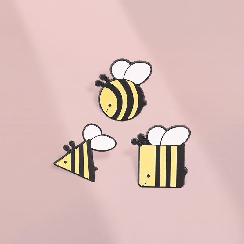 Geometric Bee เข็มกลัดเคลือบชุดน่ารักการ์ตูน Honeybee Lapel Pin สําหรับกระเป๋าเป้สะพายหลังเสื้อผ้าอุปกรณ์เสริมของขวัญแมลงคนรักเด็ก