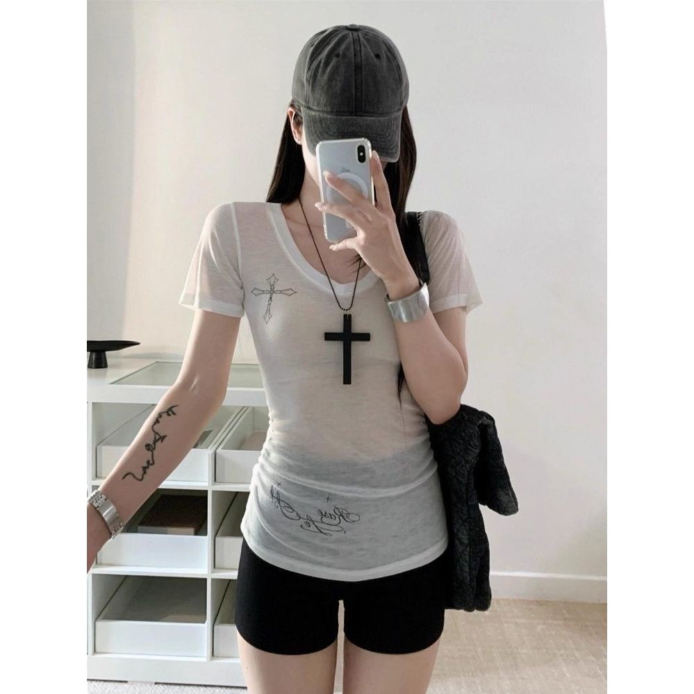 เสื้อยืดแขนสั้นคอวีสีขาวสไตล์อเมริกันสุดเซ็กซี่สำหรับผู้หญิง ทรงเข้ารูปพอดีตัว เหมาะสำหรับฤดูร้อน เนื้อผ้าบางเบา สวมใส่ส