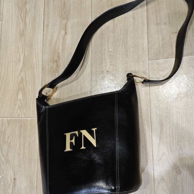 กระเป๋าทรง ถัง หนังแท้ FN สภาพสวย