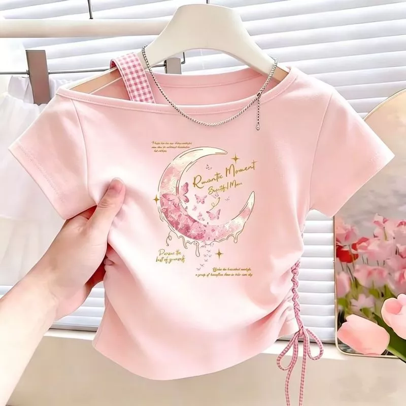 สาวแขนสั้นเสื้อยืดเด็กผู้หญิงสําหรับสาว2026สาวสไตล์ใหม่ฤดูร้อนเกาหลีรุ่นแฟชั่นไหล่ข้างเดียวด้านบนปิดไหล่แขนสั้นเสื้อยืดฤดูร้อนน้อย6.10