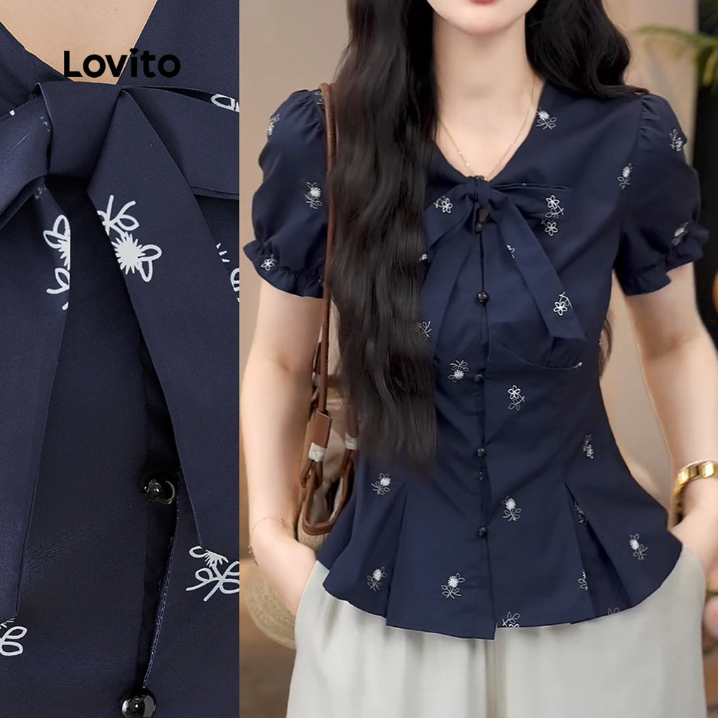 Lovito เสื้อเบลาส์สำหรับวันหยุดพักผ่อนสุดหรู ติดกระดุมด้านหน้า ผูกโบว์จีบพลีท สีน้ำเงินเข้ม สำหรับผู้หญิง เหมาะสำหรับฤดูใบไม้ผลิ/ฤดูร้อน L154LD162