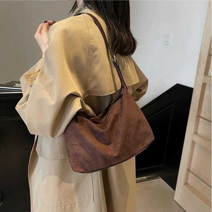 ส่งด่วน (B2202)กระเป๋าสะพายไหล่ผ้าหนังกลับผ้าบาง มีซิปใส่ของได้เยอะ