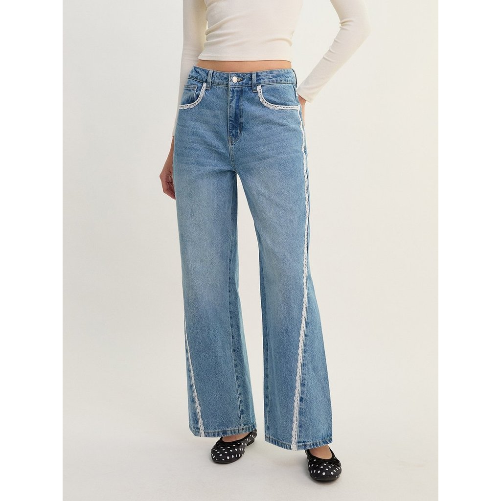 [Pomelo] กางเกงยีนส์ขายาวเอวสูงแต่งขอบลูกไม้ / Lace Trim High Waist Wide Leg Jeans