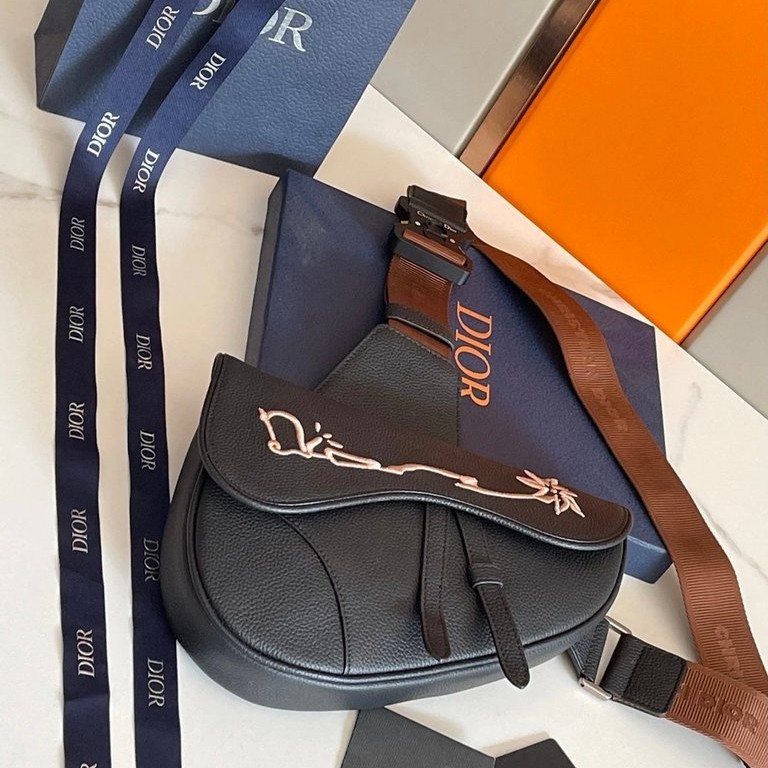 กระเป๋าอานนี้ Brand New Interpretation of Classic Styles, Carefully Made with Dior Grey Grained Cow 