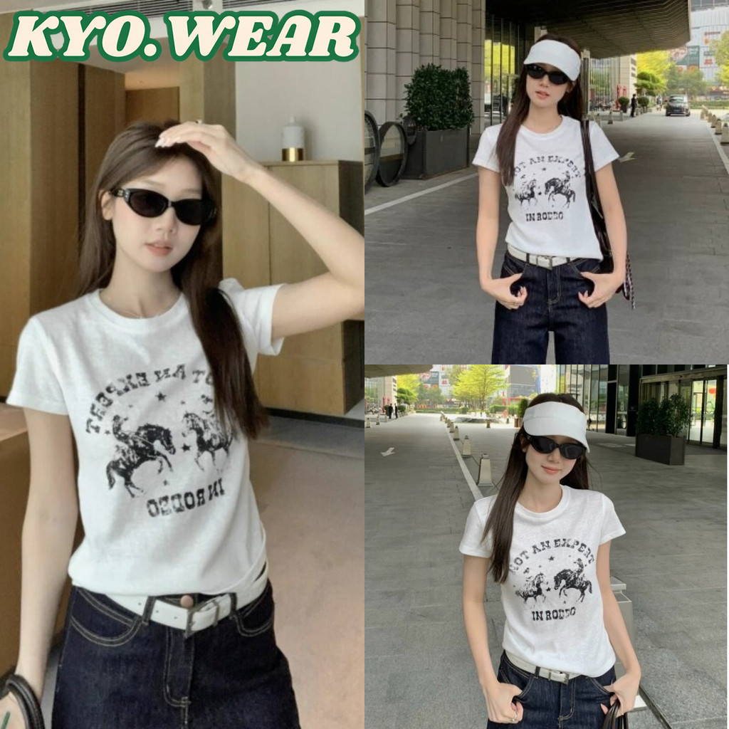 KYO เกาหลีสไตล์ เสื้อยืดผู้หญิง พิมพ์ลาย "IN RODEO Horse" ทรงเข้ารูปเสื้อคอกลม ผ้าฝ้ายแท้ โคตรนุ่ม เสือใส่สบาย【COD】