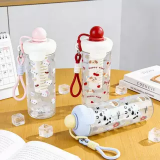 🥛ขวดน้ำพลาสติกโปร่งใส พร้อมตัวกรองดีไซน์ การ์ตูนน่ารัก มีเชือกแบบพกพา ขนาด650ml🥛 พร้อมส่ง
